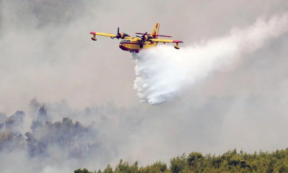 Φωτιά ξέσπασε στην Ερεσό - Επιχειρούν 6 εναέρια μέσα